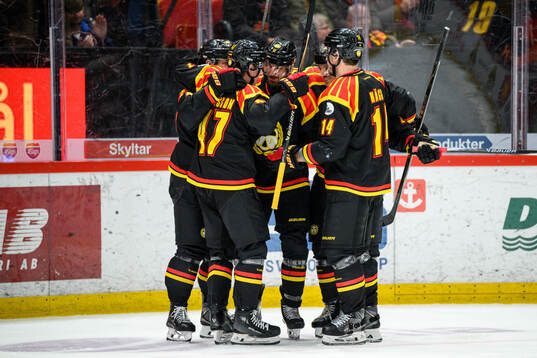 Brynäs Jack Kopacka jublar med lagkamrater