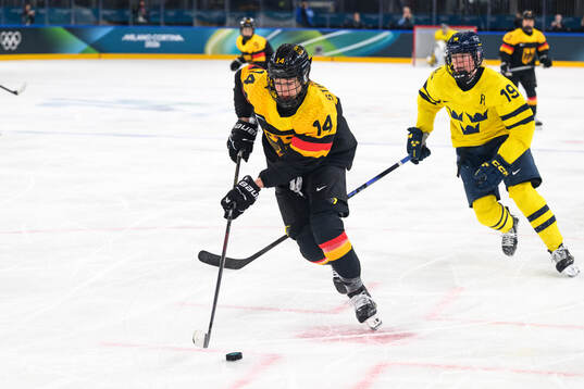 Carina Strobel of Germany and Sara Hjalmarsson of Sweden in