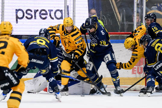 Skellefteås Oscar Lindberg och HV71s Lucas Lagerberg