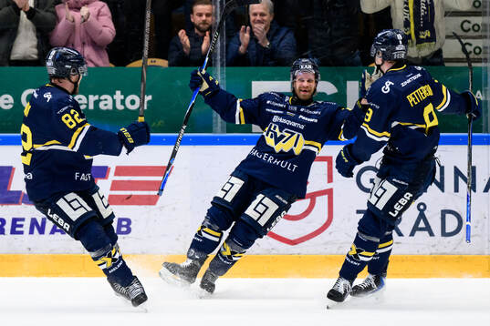 HV71s Mattias Tedenby jublar