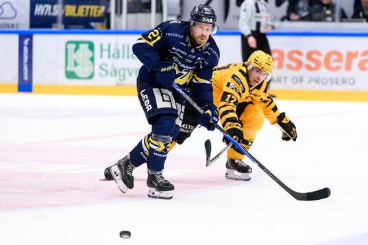HV71s Mattias Tedenby och Skellefteås Valter Lindberg
