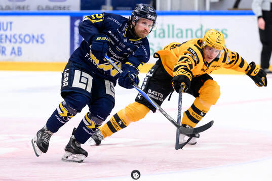 HV71s Mattias Tedenby och Skellefteås Pär Lindholm