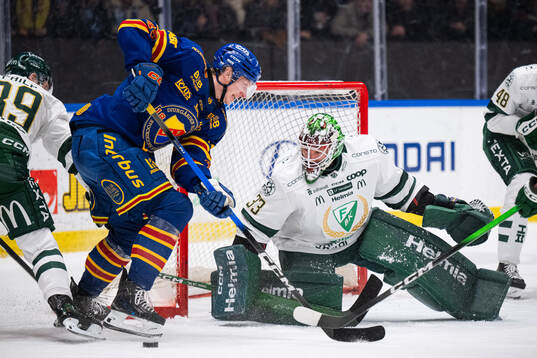 Djurgårdens Hugo Blixt och Färjestads målvakt Emil Larmi