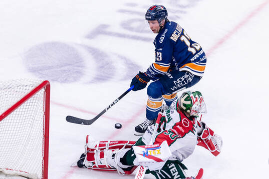 Växjös Dylan Mclaughlin och Frölundas målvakt Tobias