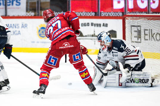 Timrås Ludvig Levinsson och Linköpings målvakt Waltteri