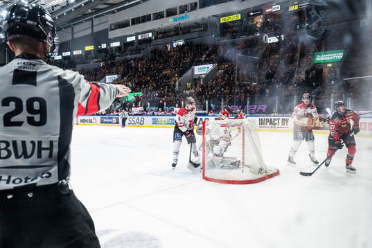 Luleås Oskari Laaksonen gör 2-0 bakom Örebros målvakt