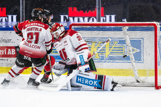 Luleås Markus Nurmi gör 4-2 på Örebros målvakt Jonas