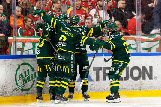 Björklövens Albin Lundin jublar med lagkamrater