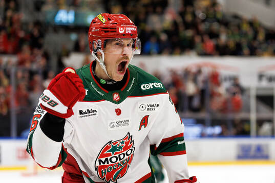 Modos Emil Larsson jublar