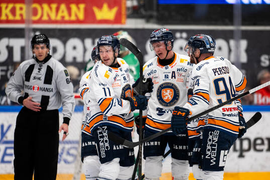 Växjös Brogan Rafferty jublar