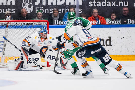 Rögles Isac Solberg gör 3-1 bakom Växjös målvakt