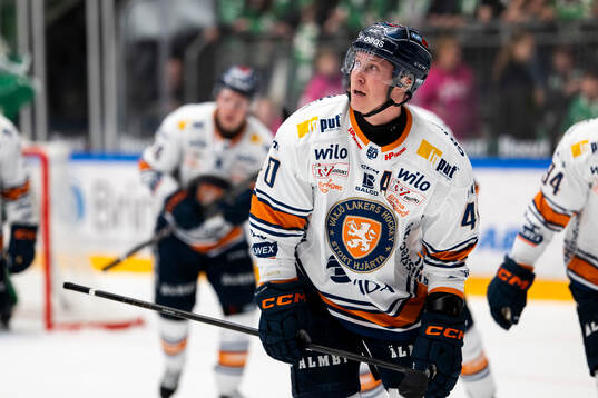 Växjös Dennis Rasmussen jublar