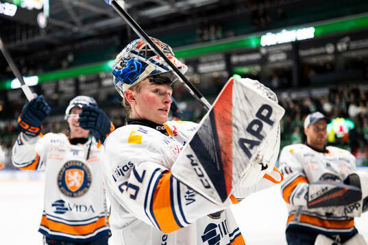 Växjös målvakt Ludvig Persson jublar