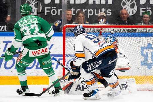 Rögles Isac Solberg gör mål bakom Växjös målvakt