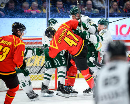 Färjestads Gabriel Carlsson och Oskar Steen mot Brynäs