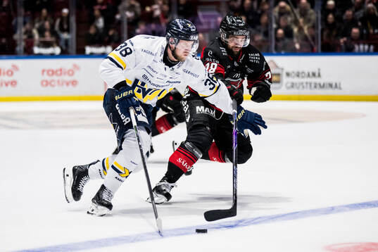 HV71s Olle Alsing och Malmö Redhawks Robin Hanzl