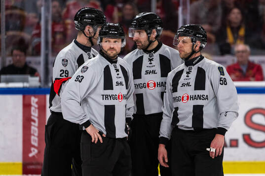 Linjedomare Mathias Naperotti och Rickard Nilsson, domare