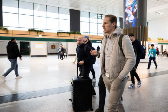 Hampus Lindholm of Sweden arrives