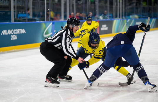Linesperson Jessica Lundgren with Hanna Olsson of Sweden