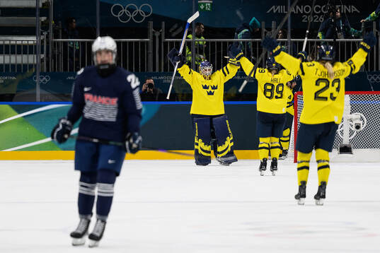Goaltender Emma Söderberg , Nicole Hall and Thea Johansson