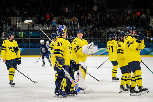 Goaltenders Emma Söderberg and Tindra Holm of Sweden