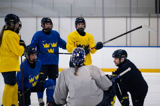 Mira Hallin, Linnea Andersson, Ebba Hedqvist and assistant