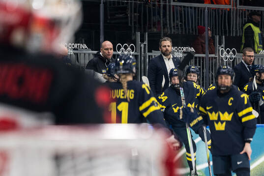 Head coach Ulf Lundberg of Sweden in the women's ice hockey