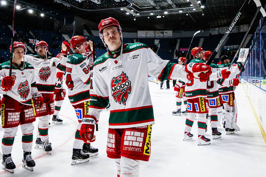 Modos Linus Andersson jublar