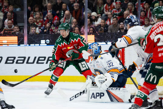 Frölundas Max Friberg och Växjös målvakt Ludvig Persson