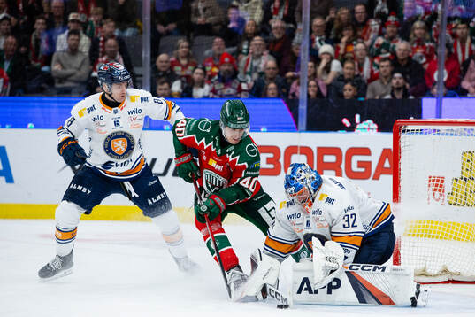 Frölundas Jacob Peterson mot Växjös Zachary Giuttari och