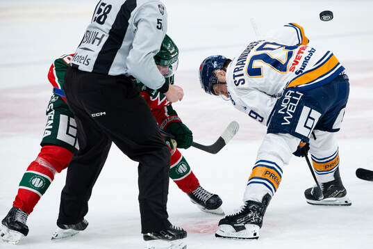 Frölundas Arttu Ruotsalainen tekar mot Växjös Sebastian