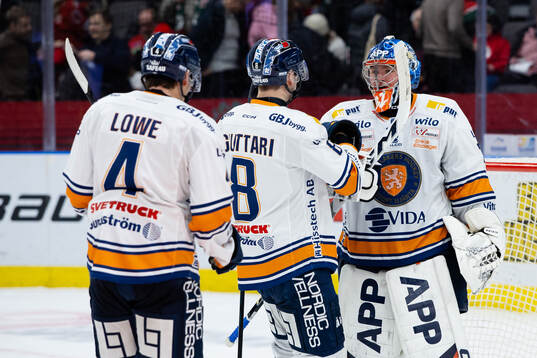 Växjös målvakt Ludvig Persson jublar ihop med Zachary