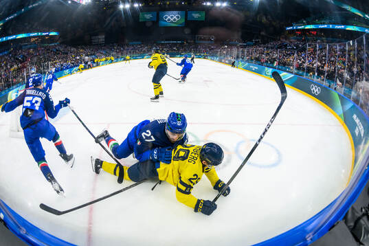 Thomas Larkin of Italy and Pontus Holmberg of Sweden in the