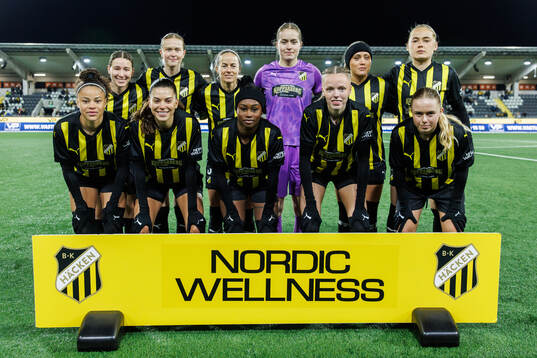 The starting eleven of Häcken pose for a photo