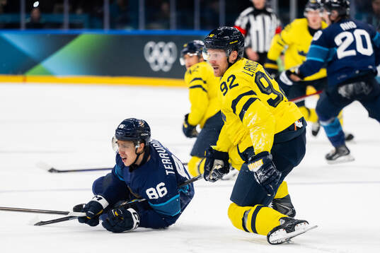 Teuvo Teräväinen of Finland and Gabriel Landeskog of