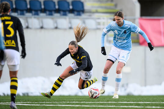 AIKs Emilie Libakken Österås och Gefle IFs Sandra Törnros
