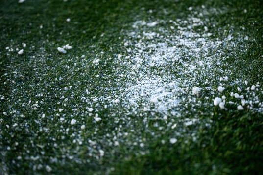 Snö och is på konstgräs