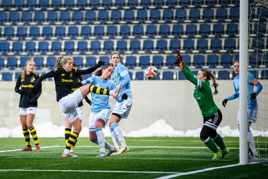 AIKs Linda Sembrant ser när Olivia Garcia (ej i bild) gör