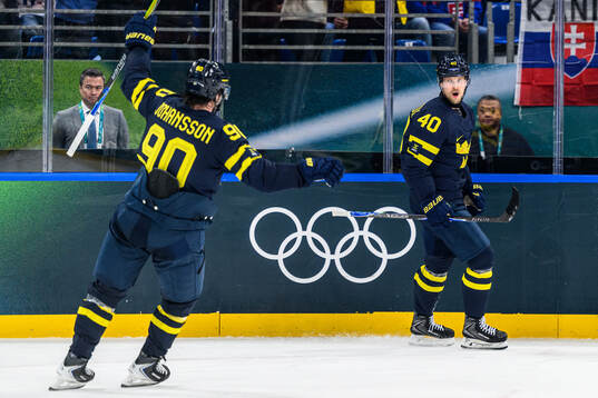 Elias Pettersson of Sweden celebrates 3-2 in the men's ice