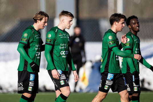 Varbergs spelare jublar eter 1-0 av Jonathan Nilsson