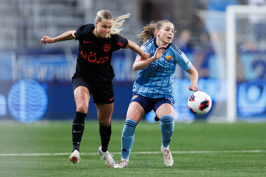 Brommapojkarnas Johanna Svedberg och Djurgårdens Elsa