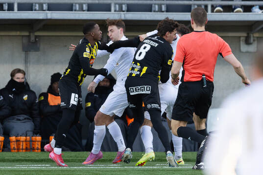Häckens Sanders Ngabo i bråk med Örgrytes William
