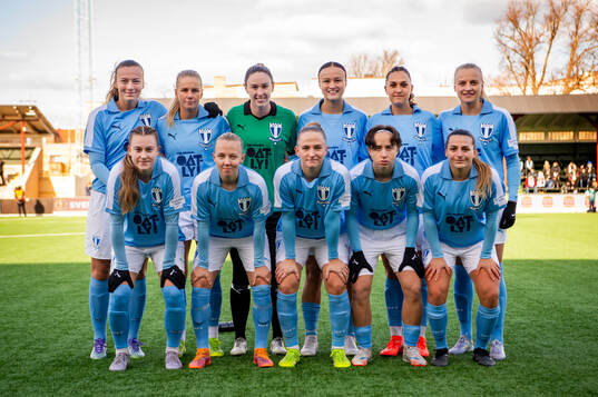 Malmö FFs spelare ställer upp för en lagbild