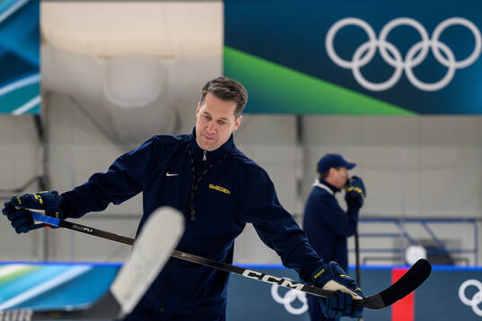 Head coach Sam Hallam of Sweden at an ice hockey practice