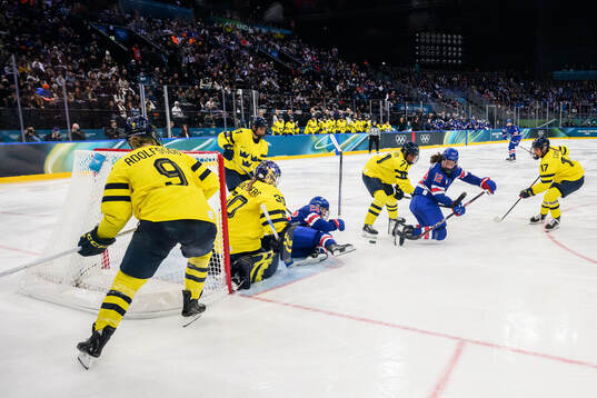 Kendall Coyne and Kelly Pannek of USA against goaltender
