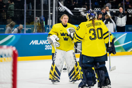 Goaltender Ebba Svensson Träff and goaltender Emma