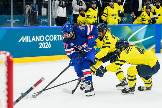 Abbey Murphy of USA against Hanna Thuvik and Linnea