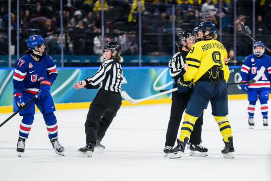 Abbey Murphy of USA and Jessica Adolfsson of Sweden in the