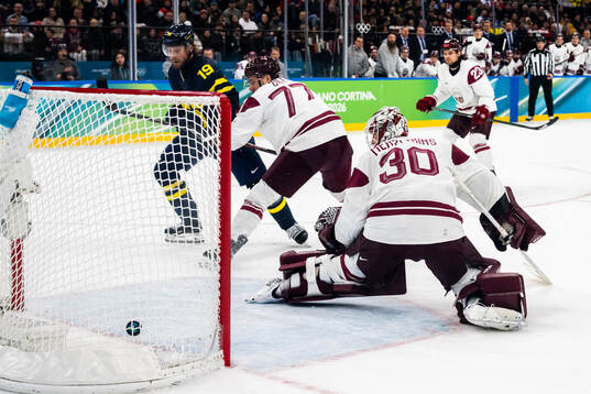 Adrian Kempe of Sweden scores 1-0 in the men's ice hockey