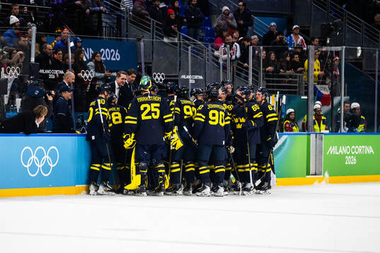 Head coach Sam Hallam with players of Sweden